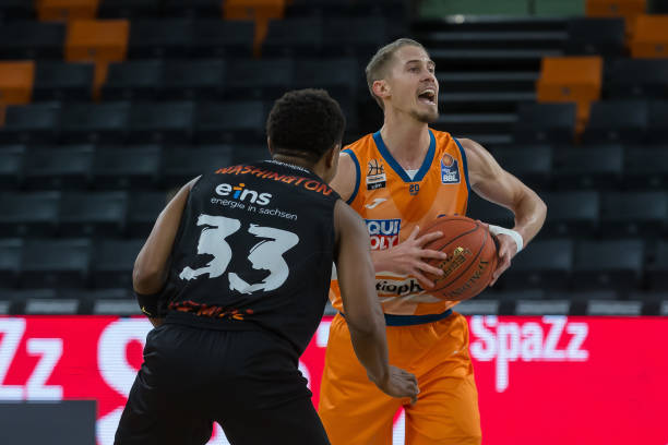 揭示赛场背 揭示赛场背